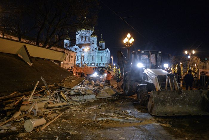 В Москве начался снос ларьков, признанных «опасным самостроем» (30 фото)