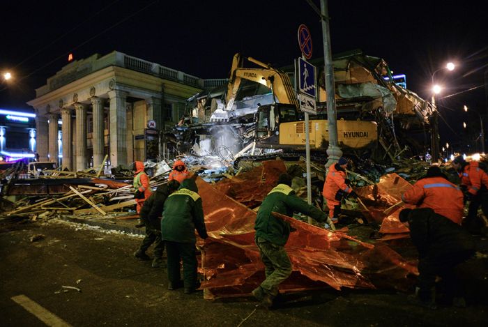 В Москве начался снос ларьков, признанных «опасным самостроем» (30 фото)