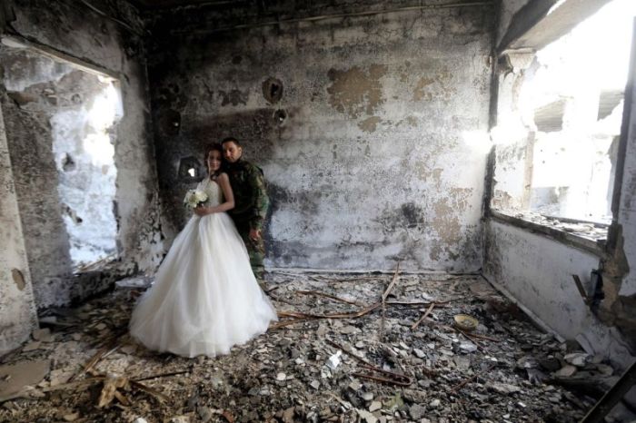 Трогательная фотосессия сирийских молодоженов посреди развалин города Хомс (12 фото)
