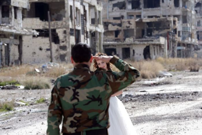 Трогательная фотосессия сирийских молодоженов посреди развалин города Хомс (12 фото)