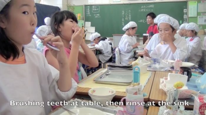 Обед в обычной японской школе (9 фото)