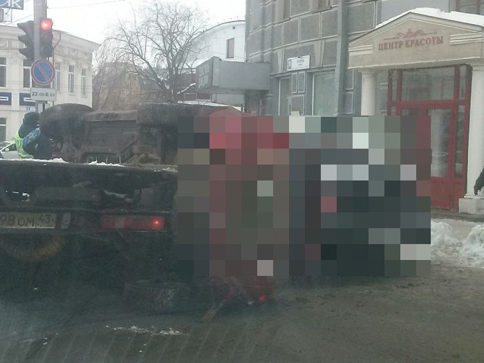 В Кирове эвакуатор уронил «Ладу Калину» на Jaguar (3 фото)