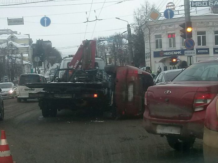 В Кирове эвакуатор уронил «Ладу Калину» на Jaguar (3 фото)