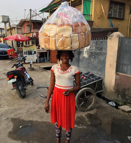 Как нигерийская продавщица хлеба случайно стала популярной фотомоделью (10 фото)