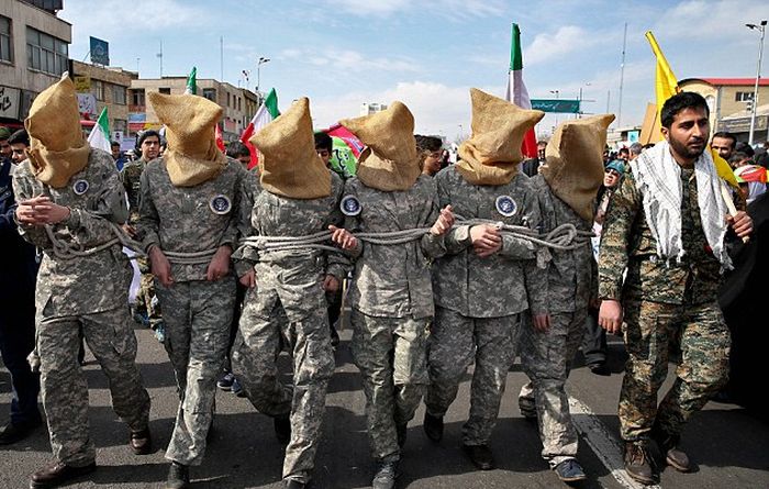 Иран опубликовал фото задержанных морских пехотинцев США (5 фото + видео)