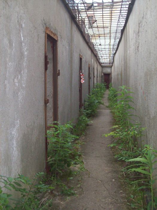 Заброшенная тюрьма в Эстонии (28 фото)