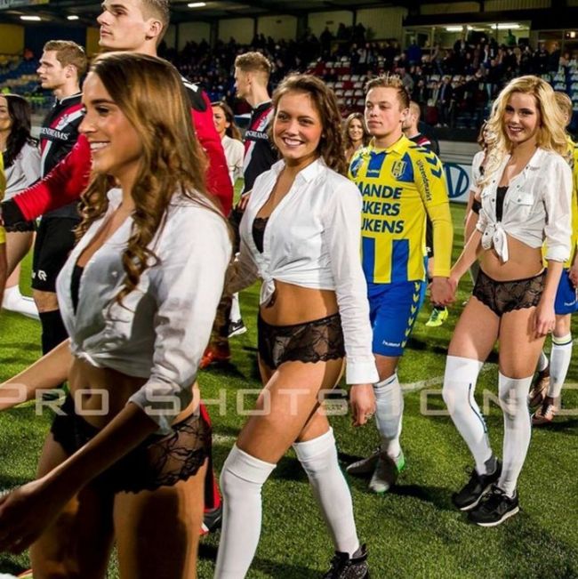 Голландские футболисты вышли на поле не с детьми, а с моделями в нижнем белье (9 фото)