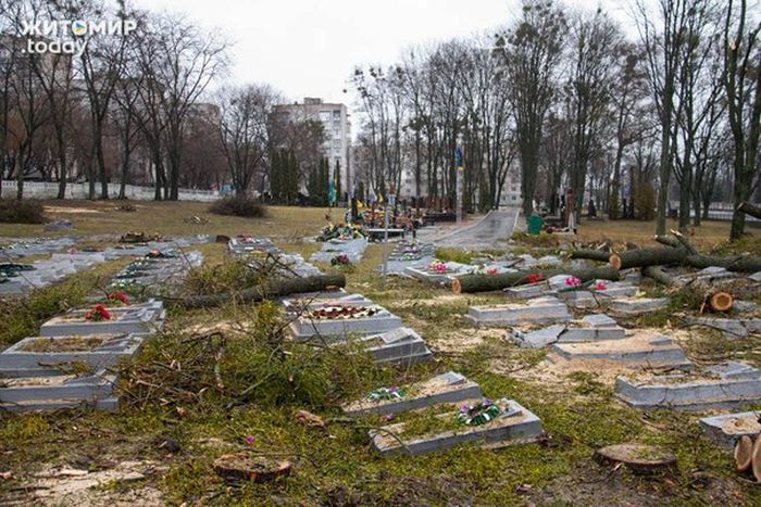 В Житомире коммунальщики разрушили десятки надгробий советских солдат (10 фото)