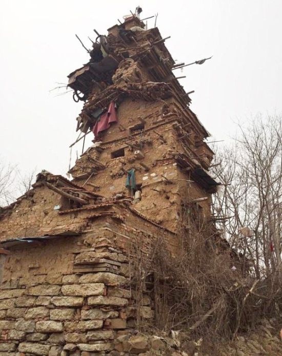 В Китае душевнобольной мужчина построил 7-этажную башню (4 фото)