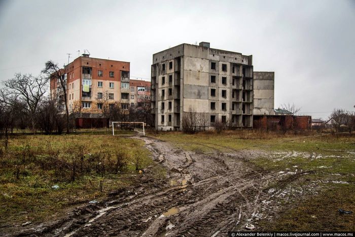 Экскурсия по цыганскому району украинского городка Берегово (41 фото)