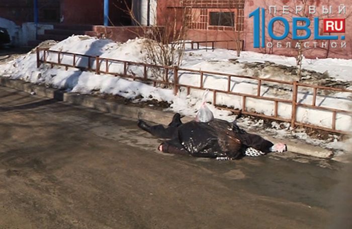 Похоронные службы Челябинска в течение 6 часов не могли забрать тело умершей женщины с улицы (4 фото + текст)