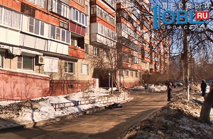 Похоронные службы Челябинска в течение 6 часов не могли забрать тело умершей женщины с улицы (4 фото + текст)