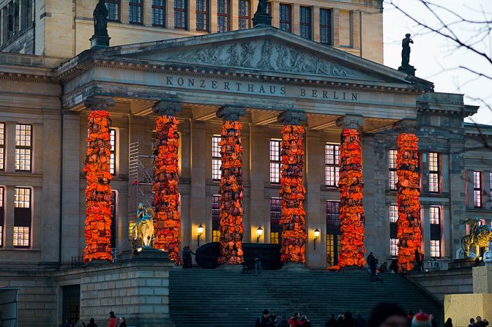 Колонны Берлинского драматического театра покрыли 14 000 спасательных жилетов (8 фото)