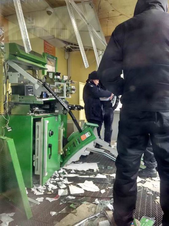 В Улан-Удэ неизвестные взорвали банкомат «Сбербанка» (5 фото)