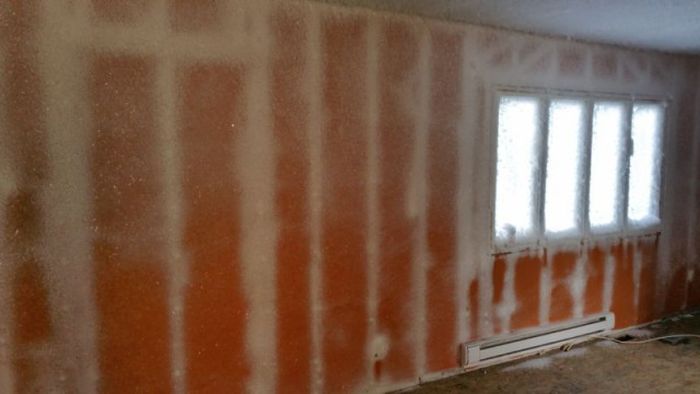Из-за проблем с отоплением дом канадца превратился в ледяную избушку (6 фото)