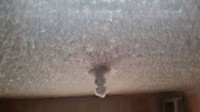 Из-за проблем с отоплением дом канадца превратился в ледяную избушку (6 фото)