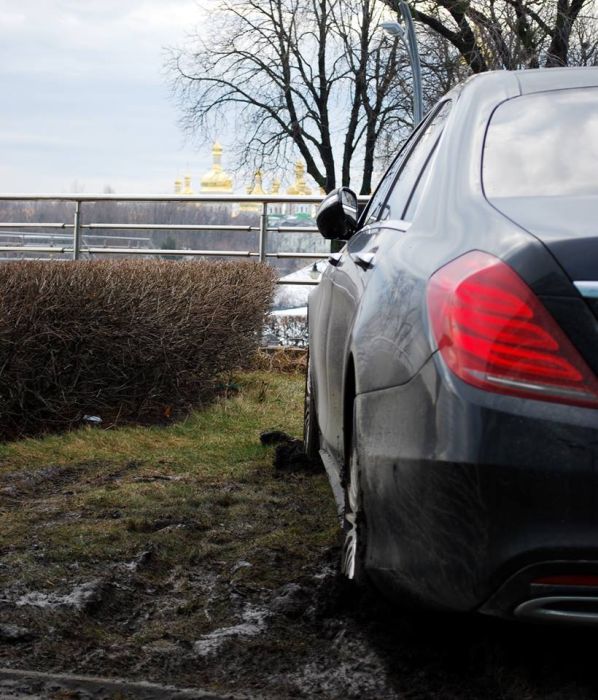 В Киеве роскошный Mercedes S-Class припарковали прямо в грязи (7 фото)