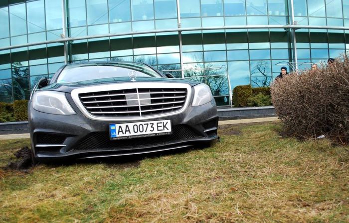 В Киеве роскошный Mercedes S-Class припарковали прямо в грязи (7 фото)