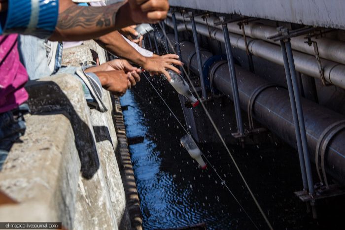Нехитрое вьетнамское приспособление для рыбной ловли из пластиковой бутылки (7 фото)