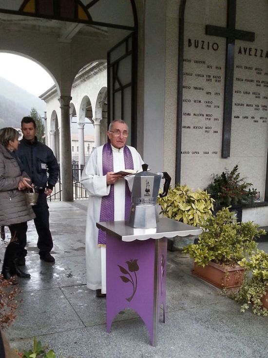 Прах итальянского предпринимателя Ренато Биалетти похоронили в кофеварке (3 фото)