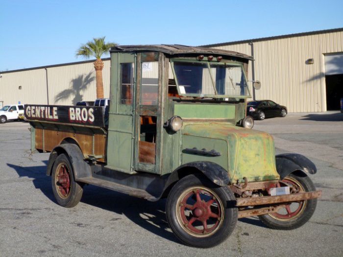 В США на продажу выставлен уникальный электрический грузовик 1928 года выпуска (7 фото)