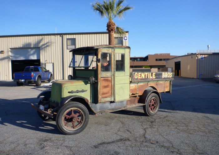 В США на продажу выставлен уникальный электрический грузовик 1928 года выпуска (7 фото)