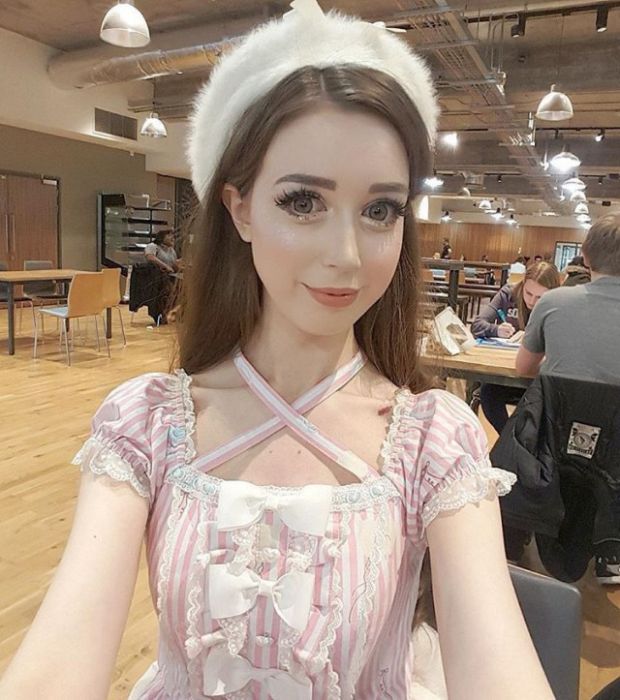 Британская студентка стала похожей на куклу, но так и не смогла найти парня (14 фото)