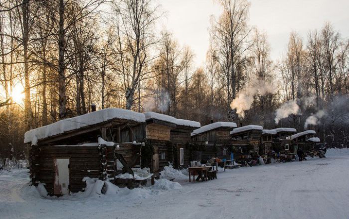 «Торговые павильоны» в глухой сибирской деревушке (17 фото)