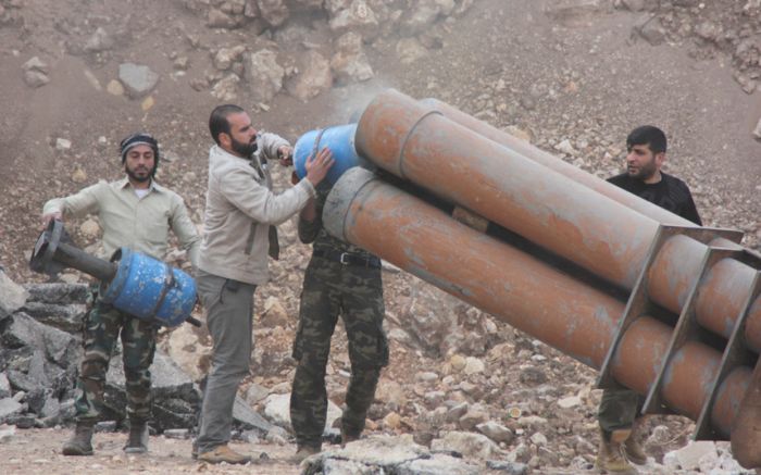 Самодельный реактивный миномет сирийских боевиков (3 фото)