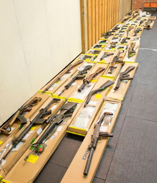 В Великобритании полиция обнаружила склад оружия в доме умершего мужчины (12 фото)