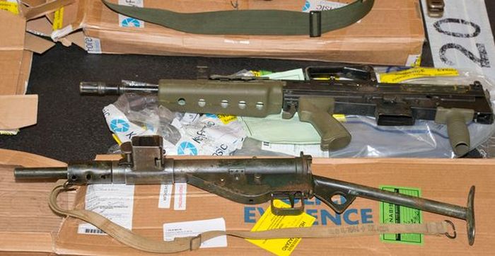 В Великобритании полиция обнаружила склад оружия в доме умершего мужчины (12 фото)