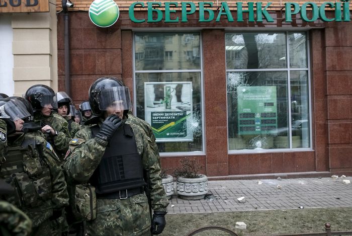 В центре Киева вторую годовщину Евромайдана отметили погромами и беспорядками (12 фото)