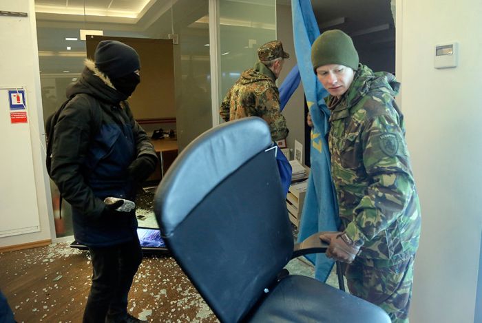 В центре Киева вторую годовщину Евромайдана отметили погромами и беспорядками (12 фото)