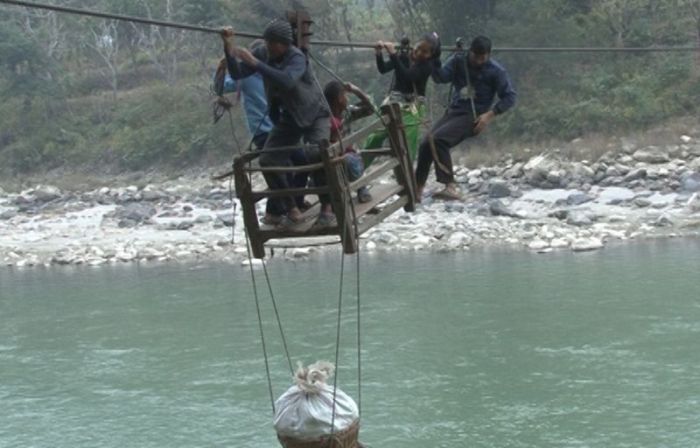 Непальские школьники стали невольными экстремалами (8 фото)