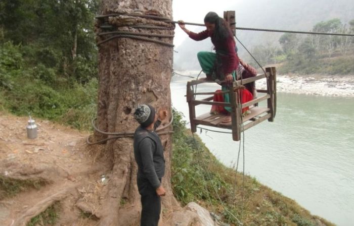 Непальские школьники стали невольными экстремалами (8 фото)