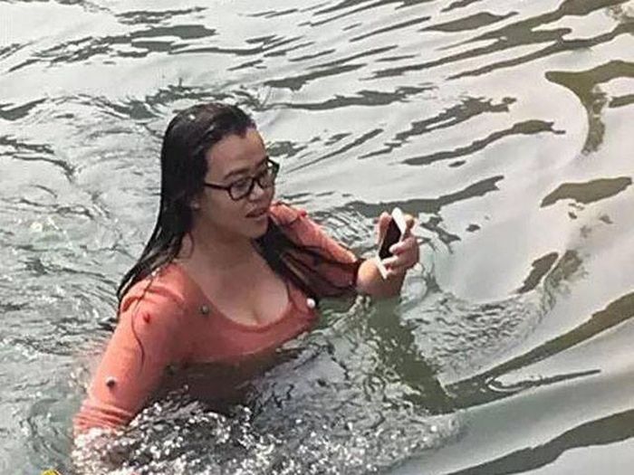 Китаянка нырнула в ледяную воду, чтобы достать упавший iPhone (4 фото)