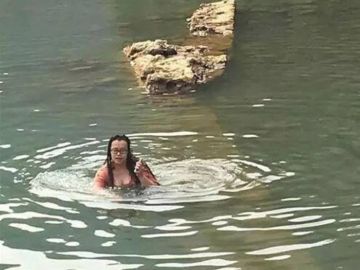 Китаянка нырнула в ледяную воду, чтобы достать упавший iPhone (4 фото)