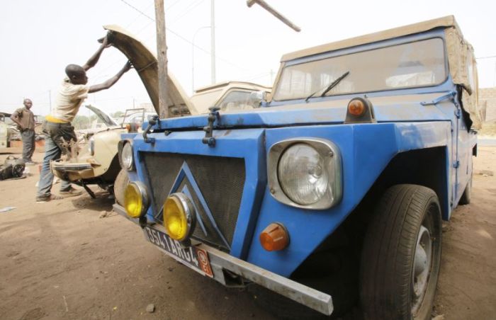 Типичная автомастерская в Африке (10 фото)