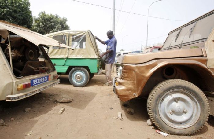 Типичная автомастерская в Африке (10 фото)