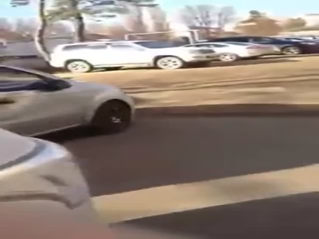 В Краснодаре пьяная женщина повредила 17 машин, пытаясь припарковаться