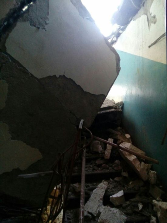 На Чукотке в результате взрыва обрушилась крыша многоквартирного дома (4 фото + видео)