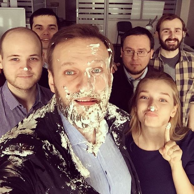 Неизвестные бросили в Алексея Навального два торта (2 фото)