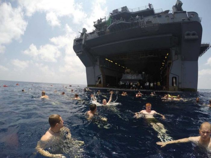 Отдых американских моряков в открытом море (21 фото)