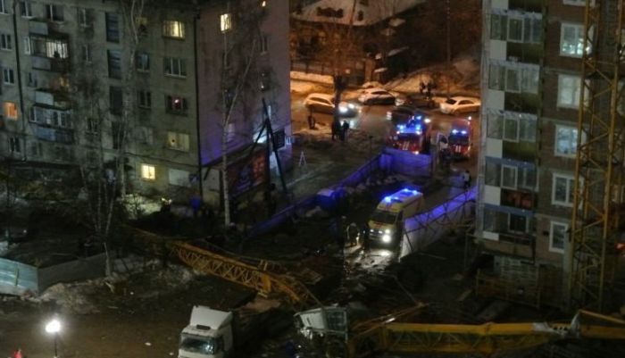 В Екатеринбурге башенный кран упал на жилой дом (5 фото)