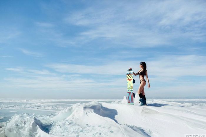 На Байкале при 20-градусном морозе провели вечеринку в купальниках (14 фото)