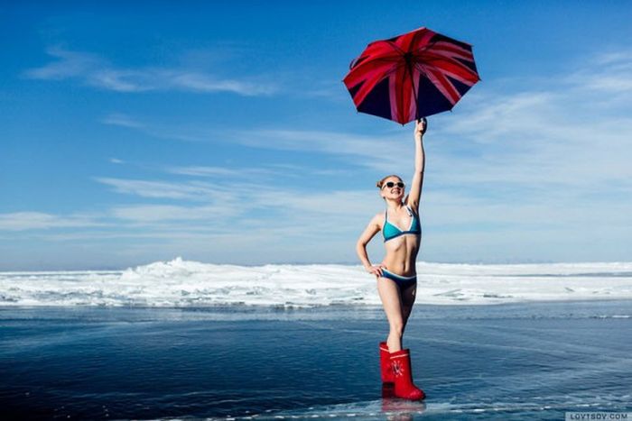 На Байкале при 20-градусном морозе провели вечеринку в купальниках (14 фото)