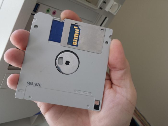 Моддер превратил 20-летний флоппи-дисковод в современный картридер (7 фото + видео)