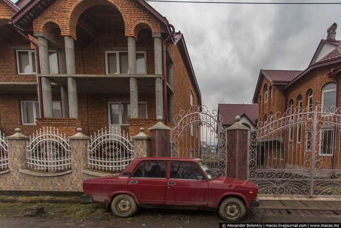 Коттеджный поселок украинских цыган (11 фото)