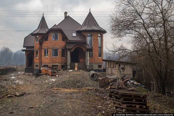 Коттеджный поселок украинских цыган (11 фото)