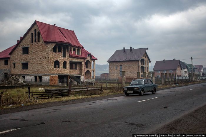 Коттеджный поселок украинских цыган (11 фото)